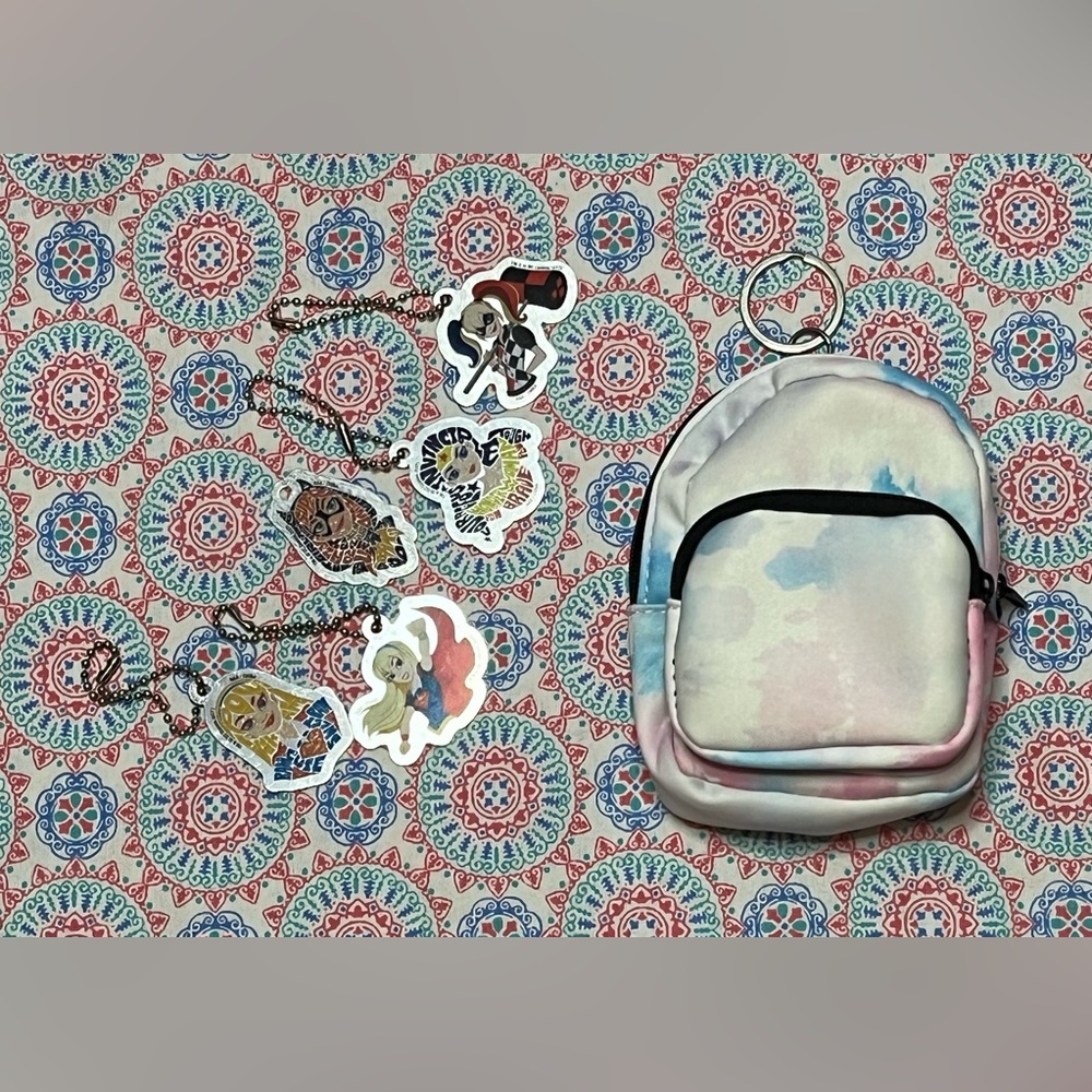 🌟❣️4/$10❣️Kids Tie-Dye Tiny Backpack keychain w/ 5 DC superhero girls keychains